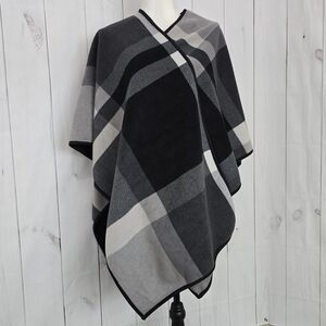Ike Behar Gray and Black Plaid Open Front Cardigan Wrap